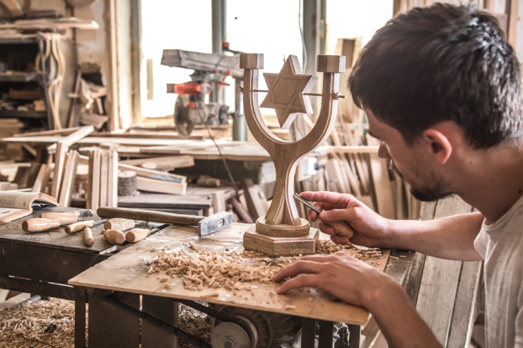 Read more about the article How Trophies Are Made: Behind-the-Scenes of Trophy Crafting